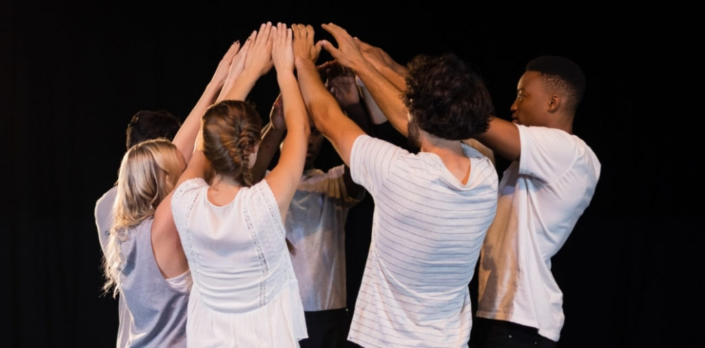 cours-de-theatre-ados-et-enfants-1920-x-716-1-e1666365977987-1024x505